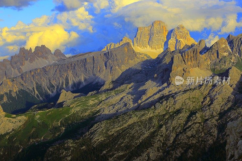 Lagazuoi 上方的白云岩，Cinque Torri，Monte Pelmo 日落，意大利蒂罗尔